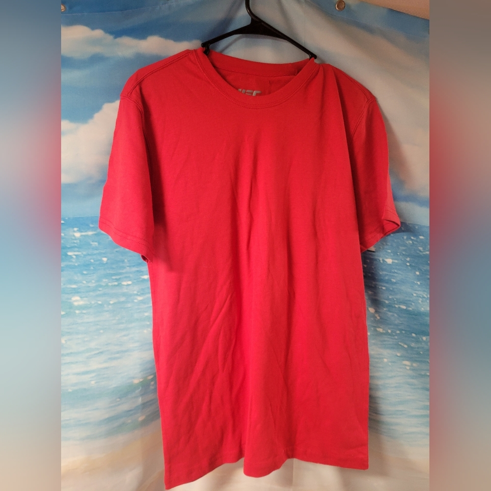 UFC NWOT Classic Red Men's‎ T-Shirt Size Medium